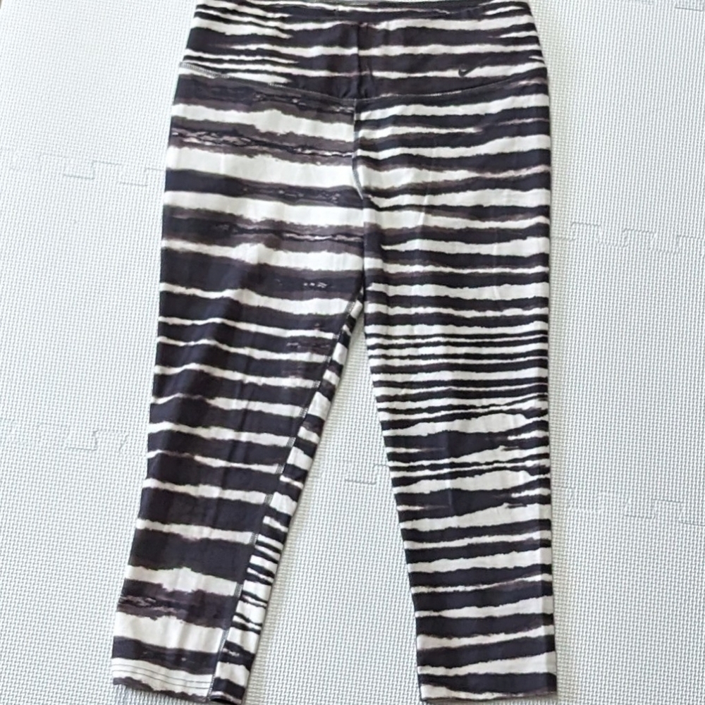 Nike Women's One Legend Cropped Zebra Print Medium Leggings